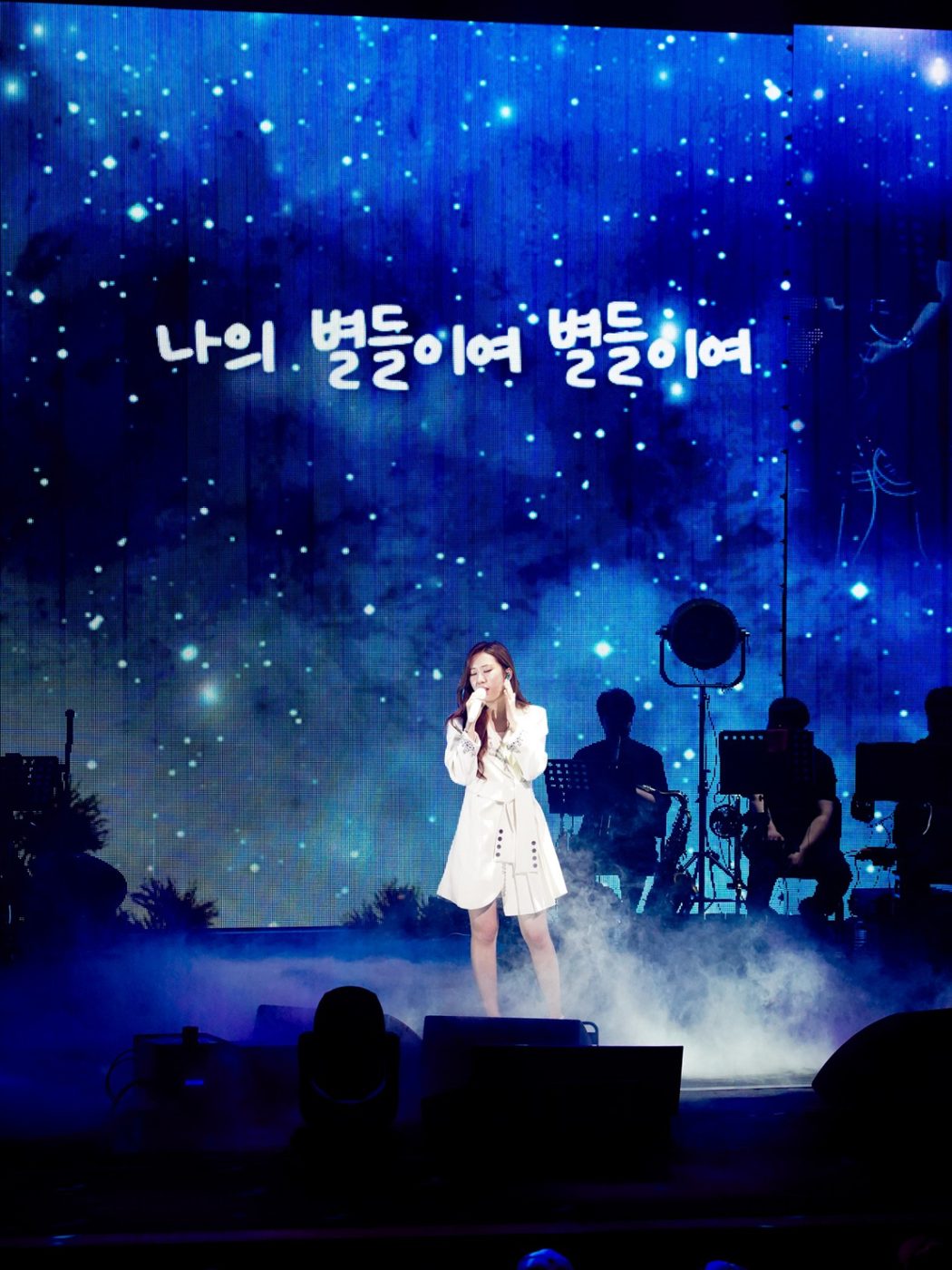 TWENTY-ONE 공연에서 노래하는 전유진