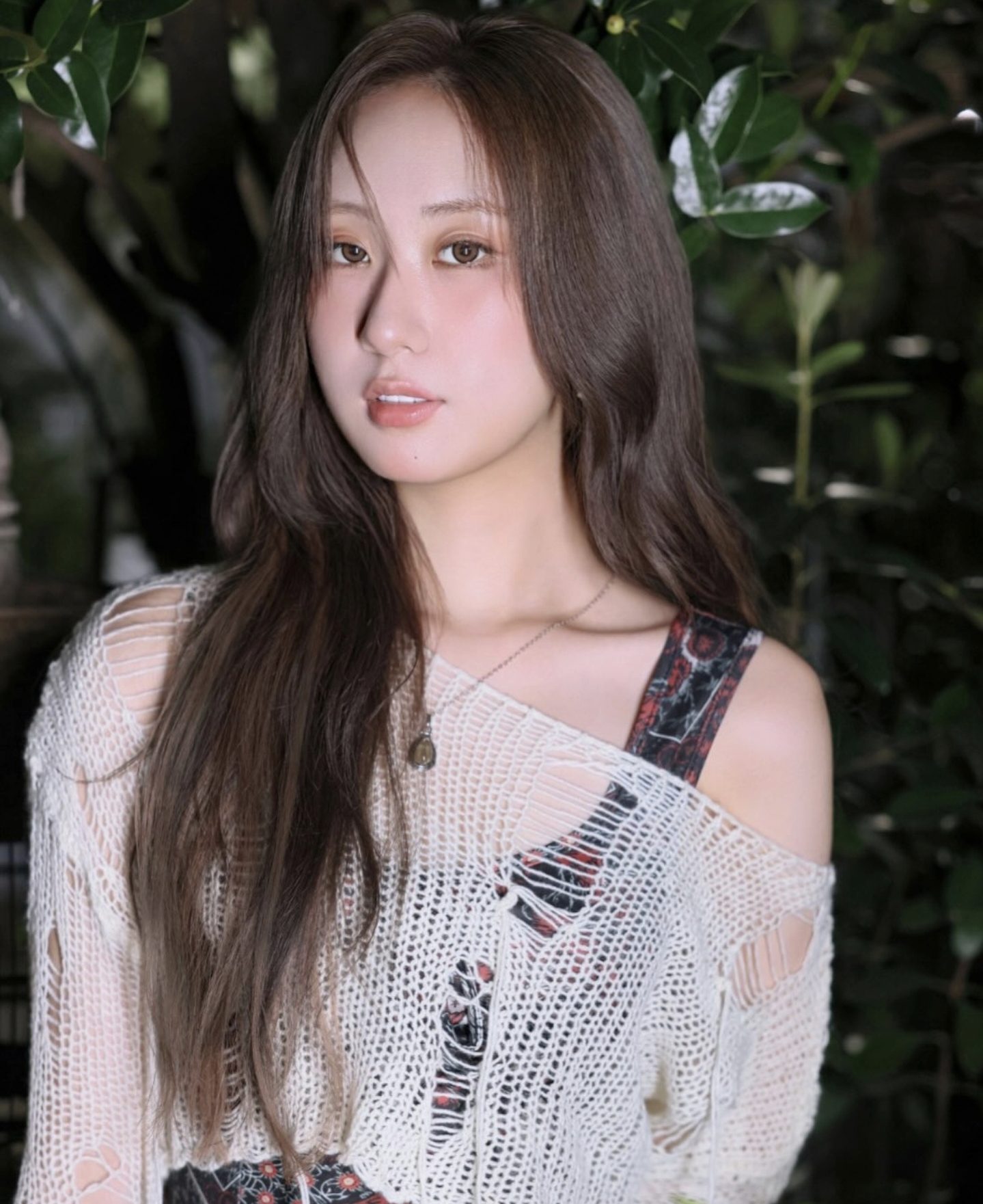 나무 그늘 아래 정면을 바라보는 전유진